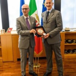 Il Presidente di Assopiloti ha presentato al Comandante Generale, Ammiraglio Ispettore Capo Nicola Carlone la nuova realtà associativa.